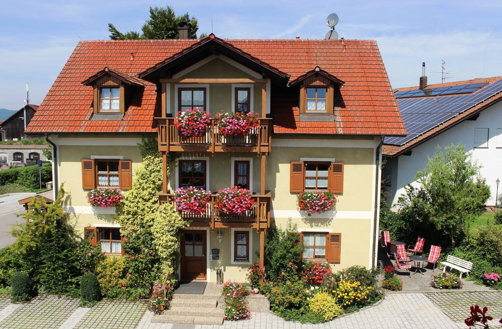 Gaeste-Haus Roesch Wiesent Ngoại thất bức ảnh